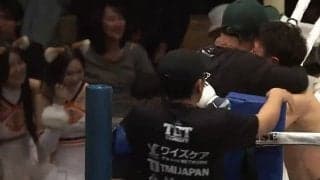 「出番ですよ」ラウンドガール、衝撃KOに大興奮 リングサイドでの様子に「気持ちはわかる」ツッコミと共感