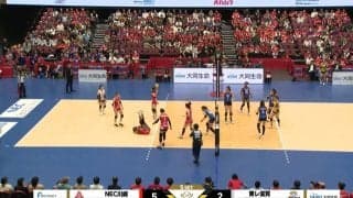 女子バレー、衝撃の顔面ブロック 強烈スパイクを浴びせた直後に「ごめん…」相手選手が見せた咄嗟の行動