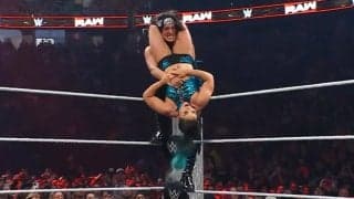 「どこ掴んでんねん！」「脱げちゃう」“デカ女”レスラー、あわやの攻撃にヒヤヒヤ…驚きと困惑の声