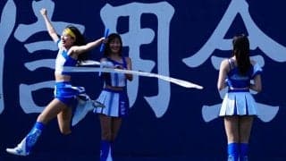 ミニスカ美女チアの“末脚”に衝撃　まさかの初黒星も…際立つアンカー「速すぎ笑」