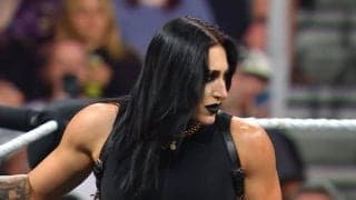 「すっぴんは童顔美人」“最狂美女”レスラー、衝撃の“半顔”メイクで登場 「メイク途中で乱入は草」驚きの声