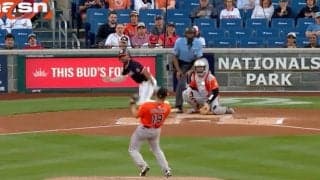 あわや大事故！菅野智之、衝撃の“超ファインプレー”「神反応」「ヤバすぎる」 痛烈ピッチャー返しに“瞬時の打球反応”→好フィールディングに球場騒然