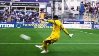 ユヴェントスが混乱！ 鈴木彩艶の“70m超ザイオン砲”に絶賛続々「飛びすぎ上手すぎ」「重くて速いキック」「フィールドプレーヤーよりパワーあるし正確」