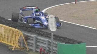 何が起きた？ スロー走行→脱輪…まさかのミスにドライバー“憮然”の瞬間「タイヤがハマってないよ！」