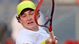  18歳 快勝で初戦突破 