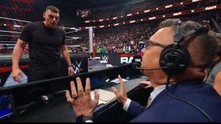 「ナメとるんか？」屈強レスラー、実況を“締め落とす”前代未聞の事態 “素人乱入”でリングサイドは大混乱