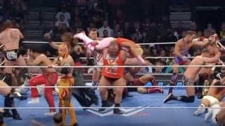 「まるでアニメ」人気日本人レスラーが“合体大回転”アタックを披露…“巨漢だらけ”カオスなリングで観客を沸かす「オモチャにされてる」