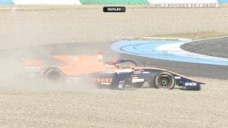 止まらない！タイヤロック→激突 一瞬で“2台同時リタイア” 白煙を巻き上げ突っ込む瞬間に騒然「ミサイルか」