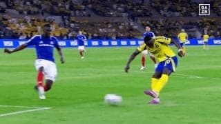 想像を超えるスピード！ アル・ナスルFWの“弾丸ショット”で横浜FMが痛恨失点…「そこ通すかマネ！」「これが世界か…」「異次元すぎる」SNS騒然の一撃