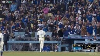 「よくやったぞ！」佐々木朗希に本拠地ファンが“総立ち”大歓声を送る…ロバーツ監督も笑顔で握手 “粘投”を称えた特別な瞬間