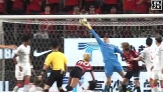 「バケモノやん！」元日本代表GKの“神すぎるワンハンドセーブ”が話題沸騰「シュミットそれ止めるかw」「絶対入ったと思った」鈴木優磨も絶句