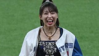 まさかのハプニングに人気アイドル“赤面”「可愛すぎる」　大暴投直前の一幕に爆笑
