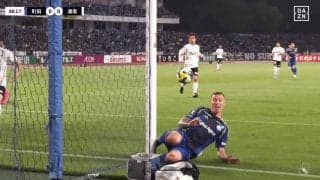 ガシャン！ 町田FWが“ポスト激突”で衝撃音→スタジアム＆SNS騒然「すげぇ音した」「それは痛い…」「デューク大丈夫か？」