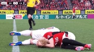 「一発レッドだろ！」後頭部に“回転キック”が直撃→スタジアム騒然「まじで荒い」「今のはねえだろ」「蹴りやがって！」浦和FWと広島MFがクラッシュした瞬間
