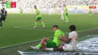 一体なにが…？ 激怒の“突き飛ばし”でスタジアム騒然！「それはキレる」「プロレスかよ」「喧嘩するな」一触即発の瞬間