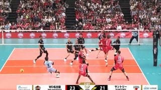 アリーナのファンが騙された！？ 男子バレー、打つ気“ゼロ”から振り向きざま超強烈スパイク スーパーエースが意表を突く“一撃”