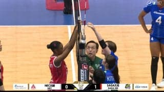 え、なんか壊れた！？ 女子バレーの大一番で“ほっこり”珍事 ライバル同士が共同で修復作業