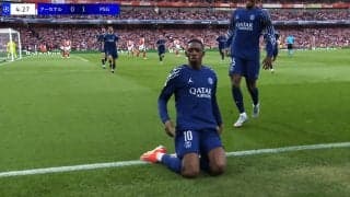 「信じられない…」PSG10番の“神業ボレー弾”に世界騒然！「なんてゴールだ」「ダイレクトでこれは上手すぎ」アーセナル守備陣を破壊した神コースの一撃【CL準決勝】