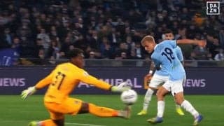 「奇跡を起こした！」鈴木彩艶の“怪物級ゼロ距離セーブ”を現地メディア大絶賛「自らの限界を超えた」「決定的だ」ラツィオが唖然とした瞬間