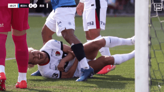 衝撃！「退場だろ！」鈴木優磨が挑発パフォ→敵DFが踏みつけでSNS騒然「煽りすぎ」「スパイクで踏むのは酷い」「今季で一番醜いスロー映像」「喧嘩両成敗」