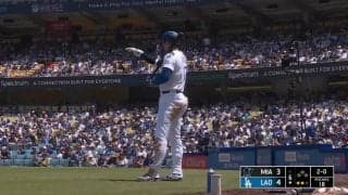 誰にメッセージ…？ 大谷翔平、一瞬見せた“謎のサイン”「どうした」「なんか言ってる」 誰かイジった？打席前の“動き”が話題に