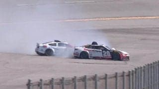 大渋滞中の衝突でレース混乱！ トップ争いで「押したらあかん」ボンネット張り付く接触が物議「確信犯でしょ」批判も