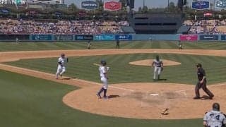 何が起きた？ 大谷翔平の目の前で“想定外のハプニング”「どうした」「怖っ！」 相手投手がとんでもない大暴投→一気に爆速生還「実質ホームランやん」