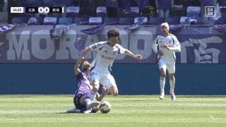 「カード出せや」「危険すぎる」後ろからガッツリの“デススライディング”炸裂もノーカード判定でファン不満爆発「残り足で挟んでるやん」