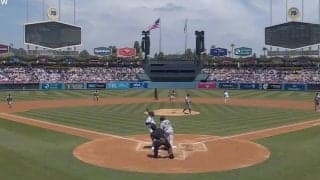 ベッツを助けた！ 大谷翔平、さりげない“超ファインプレー”「ヤバいな」「カッコいい」 いきなり初球スタート… 完璧すぎる“爆速盗塁”に球場騒然