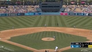 どうした…！？ 大谷翔平、片手打ちで“まさかの珍光景”「金属バットかな」「伸びすぎ」 相手野手が慌てる“飛び方”… フェンス直撃の特大飛球