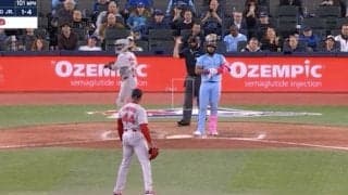 一体、何が起きた？ マウンドから睨んでニヤつく… 160キロ超え剛速球連発！“史上最速男”チャップマン、奪三振後に“恐怖リアクション”