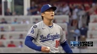 山本由伸、空振りを奪って“まさかの動き”…連続で強烈打球が襲う→豪快スイングに思わず“ピクッ”超警戒の瞬間