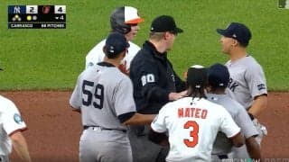 あわや乱闘騒ぎ！ 頭上にケツが直撃→盗塁走者が大激怒… 両軍ベンチが飛び出して一触即発の事態