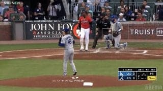 山本由伸の“魔球”が生んだまさかの珍事…エグすぎる落差にバットが“すぽーん” スタジアム騒然「無双してる」