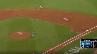 山本由伸を助けた！ フリーマンが“横っ飛び”超ファインプレー「上手すぎる…」 魚雷バットからの鋭い打球を“ダイビングキャッチ”