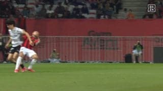 これでカード？中村敬斗がイエロー判定に抗議「意図的じゃないでしょ」相手の顔面を直撃する“誤爆エルボー”の瞬間