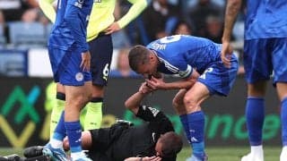 今季でレスター退団のヴァーディが主審の笛を吹く!? 選手と激突し倒れた主審を助ける「試合を止めようと思った」