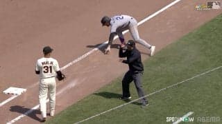 MLBで“超人的ジャッジ” 塁審がジャンプ→スライディング回避しスーパー判定 「史上最もスムーズなアウトコールだ」Xで称賛続々