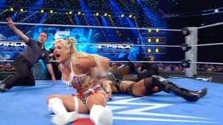 「失敗した？」“元体操”金髪美女レスラーが「ほぼ自爆」で悶絶…“アクロバティックすぎる”豪快技がアダに「大ダメージだろ」