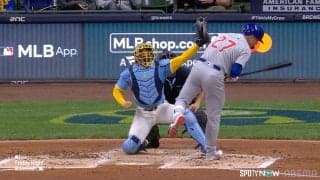 「Oh！」観客悲鳴…鈴木誠也、あわや頭部死球に目を見開き“驚” 仰け反る誠也、どよめく敵地「よく避けたな」