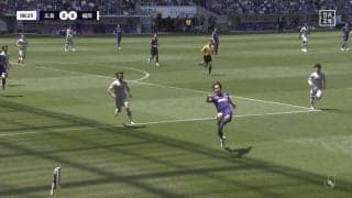 磁石かよ！足元に吸い付く驚愕の“ビタ止めトラップ”が話題「半端ない」「神トラップ」背後からのロングボールを走りながら完璧クッションでおさめた瞬間