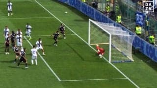 「猫のように飛んだ！」鈴木彩艶の“奇跡のワンハンドセーブ”を現地メディア激賞「傑作級の瞬発力」「決定的」至近距離ローボールに超反応した瞬間