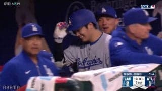こんなに喜ぶ大谷翔平は珍しい！？ 会心8号弾→ロハスと“大はしゃぎ” ベンチで「ニコ谷」3戦ぶりアーチ直後に捉えた一幕