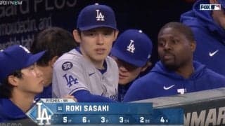 MLB初勝利の佐々木朗希、降板後に見せた“一瞬の表情”にファン注目… 中継カメラがとらえた“ほっこりシーン”「また横にスミスコーチｗ」