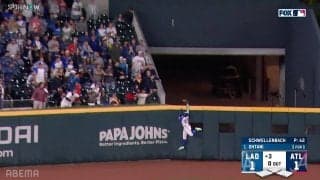 どれだけ伸びるんだ！ 大谷翔平、35度ハイアングル弾に外野手が驚き…フェンス際で急加速→スタンドインの衝撃シーン