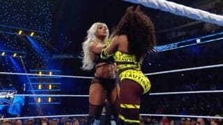 「舐めたぞ！」“超筋肉”女子レスラーが前代未聞の挑発行為…相手選手を“ペロリ”まさかの行動にファンツッコミ