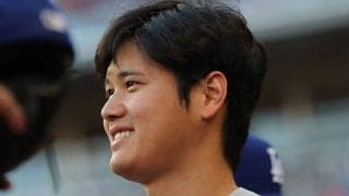 大谷翔平が突如“スプレー乱射”　同僚HR直後にシュシュシュ…デコピンポーズも披露