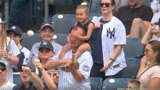 何が起きた…？ 観戦中のお父さんに“想定外のハプニング”「どうして？w」「ヤバすぎ」 球場騒然… 目隠し“スーパーキャッチ”「ヤンキースは雇うべき」