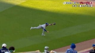 球場騒然！コンフォートが飛んだ！？身体を張ったスーパープレーにファン大興奮「ビッグプレーだったわ」「カッケェー！」