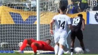 嘘だろ！？ 鈴木彩艶、“マトリックス仰け反り”にファン驚愕「腕の伸ばし方すごい」「リアクションの速さレベチ」“反応だけで”大ピンチに粘り勝ちした瞬間